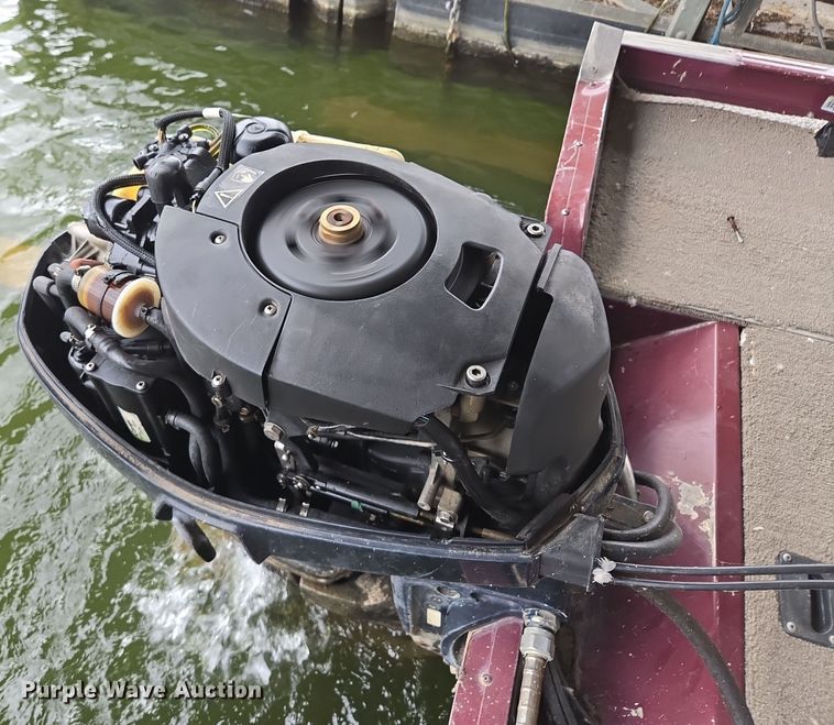 image for item EE8514 2002 Lowe  170W boat