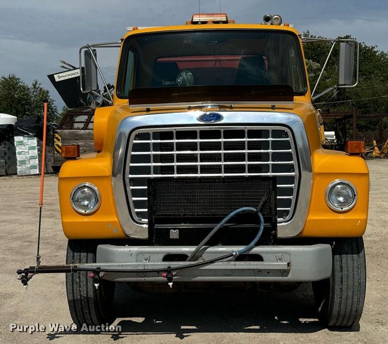 image for item EG6682 1986 Ford 8000 flatbed truck