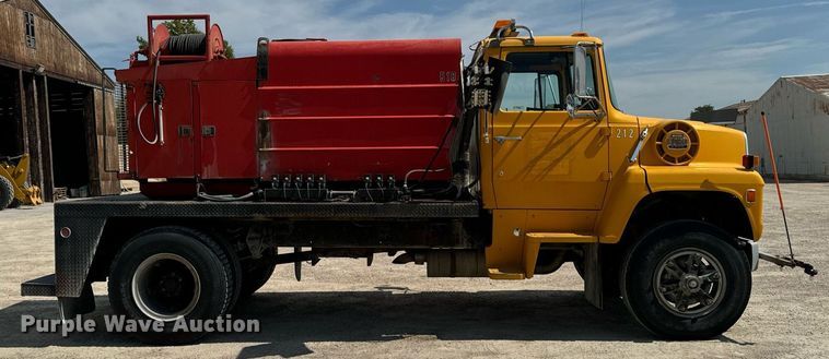 image for item EG6682 1986 Ford 8000 flatbed truck