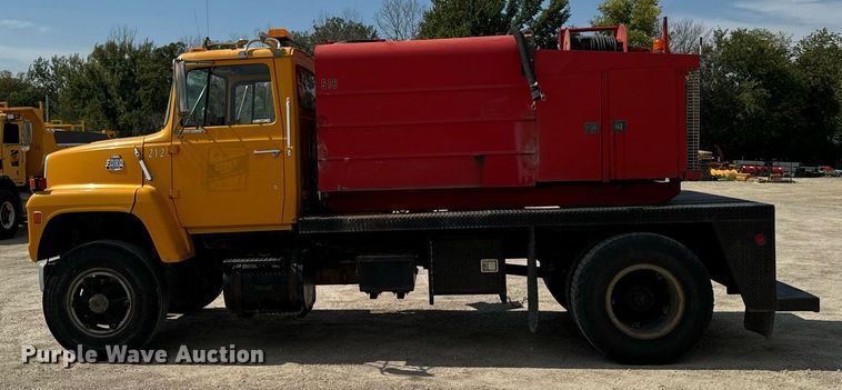 image for item EG6682 1986 Ford 8000 flatbed truck