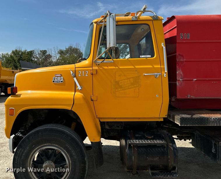 image for item EG6682 1986 Ford 8000 flatbed truck