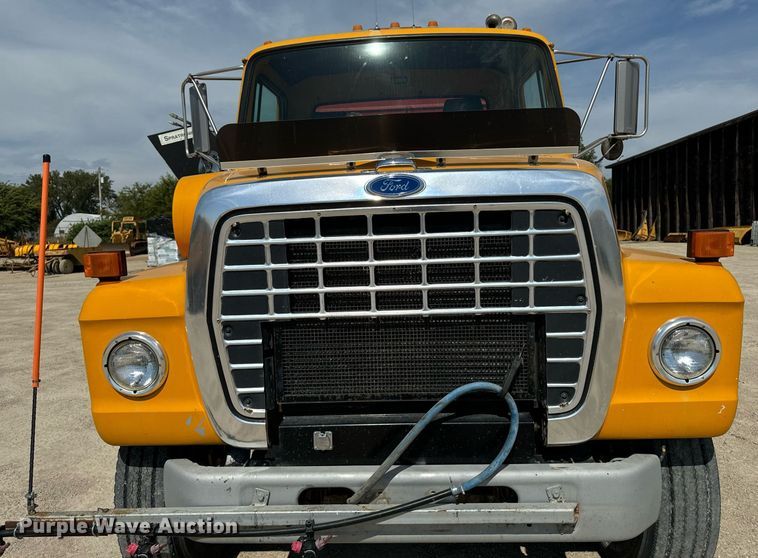 image for item EG6682 1986 Ford 8000 flatbed truck