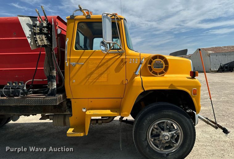 image for item EG6682 1986 Ford 8000 flatbed truck