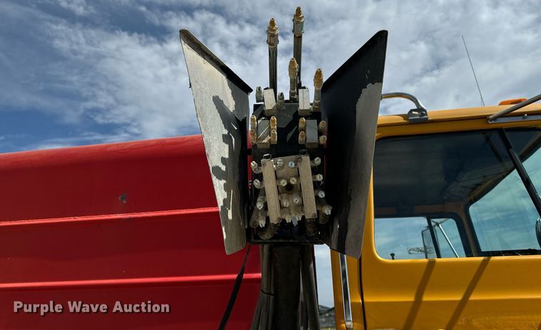 image for item EG6682 1986 Ford 8000 flatbed truck