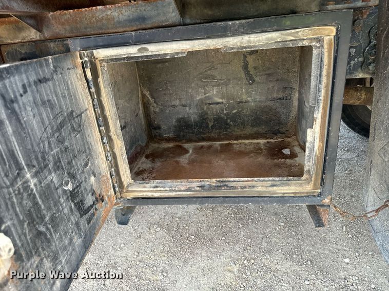 image for item EG6682 1986 Ford 8000 flatbed truck