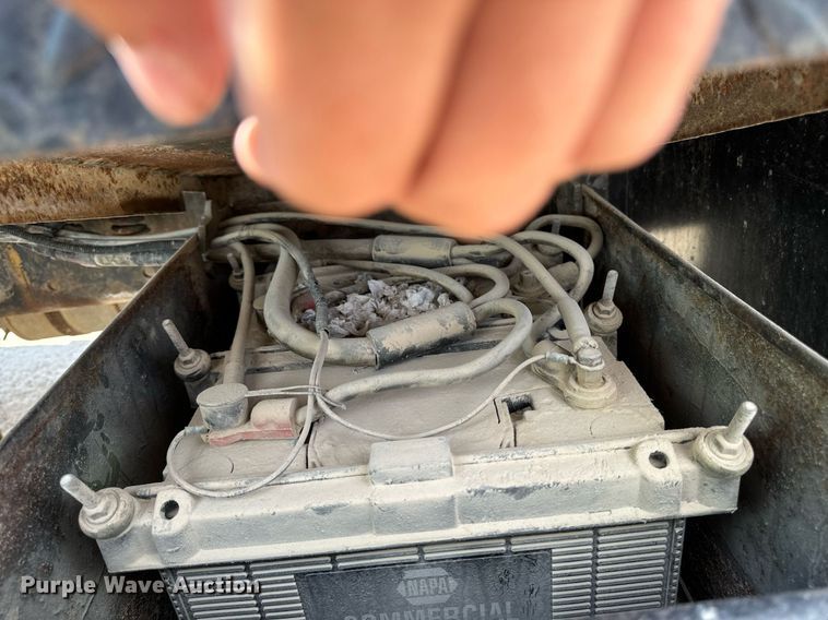 image for item EG6682 1986 Ford 8000 flatbed truck