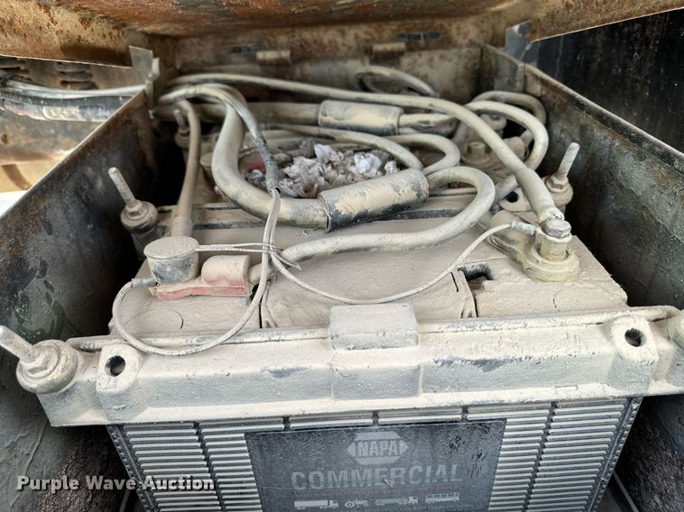 image for item EG6682 1986 Ford 8000 flatbed truck