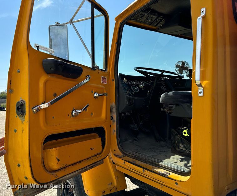 image for item EG6682 1986 Ford 8000 flatbed truck