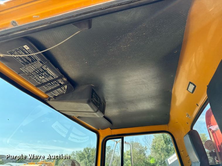 image for item EG6682 1986 Ford 8000 flatbed truck