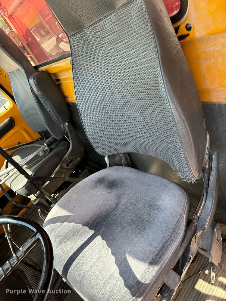 image for item EG6682 1986 Ford 8000 flatbed truck