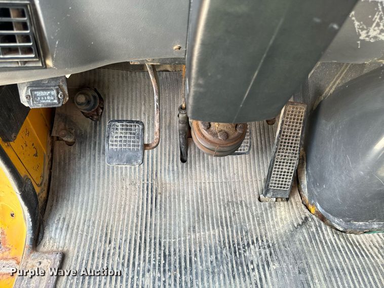 image for item EG6682 1986 Ford 8000 flatbed truck