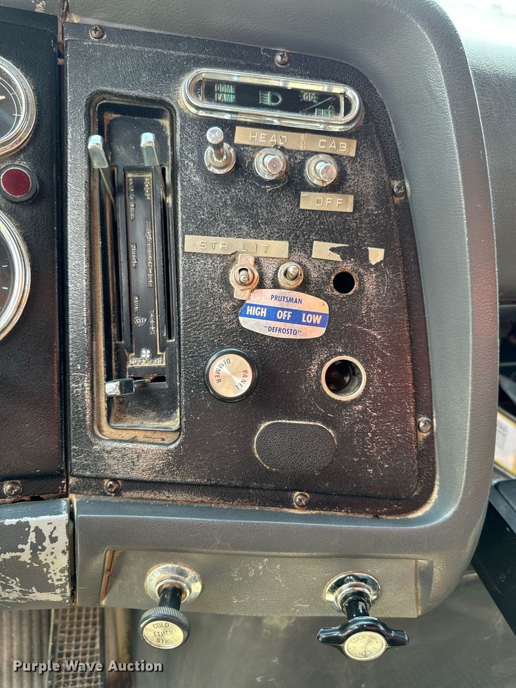 image for item EG6682 1986 Ford 8000 flatbed truck