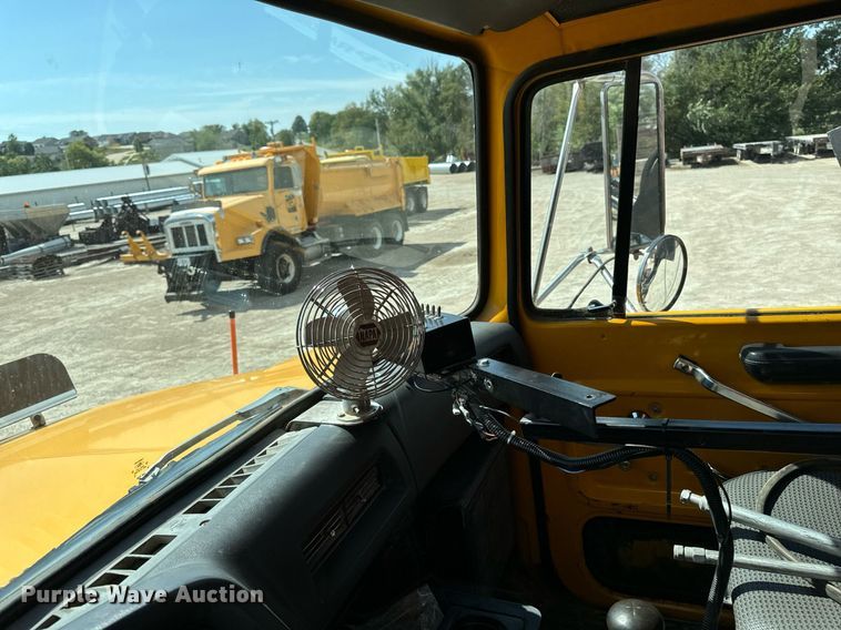 image for item EG6682 1986 Ford 8000 flatbed truck