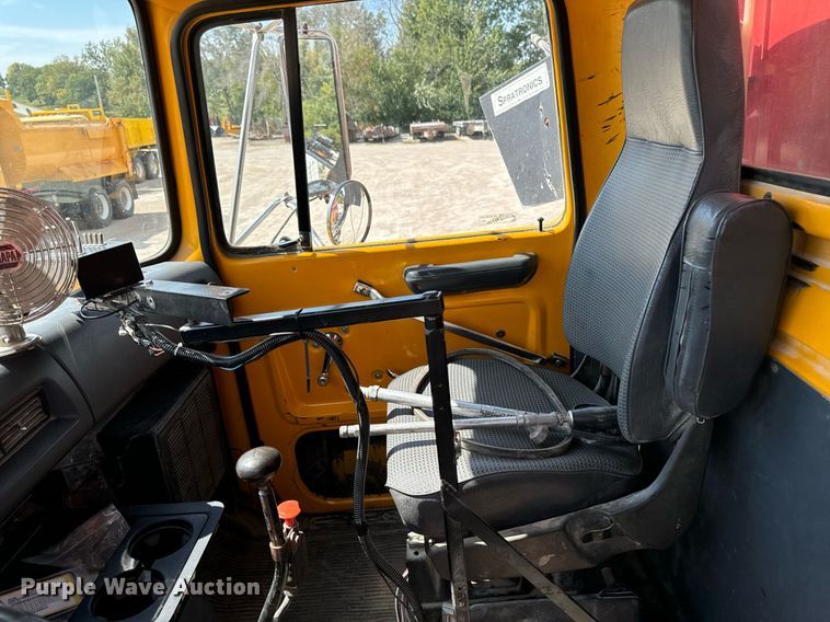 image for item EG6682 1986 Ford 8000 flatbed truck