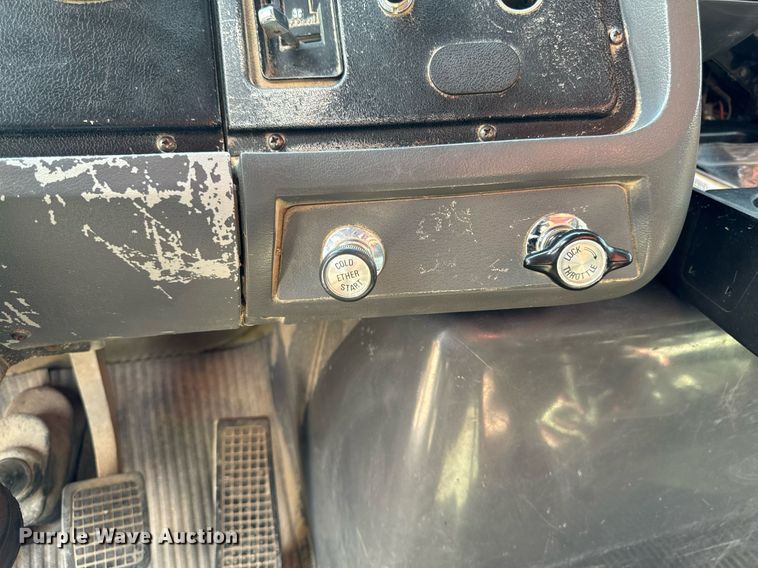 image for item EG6682 1986 Ford 8000 flatbed truck