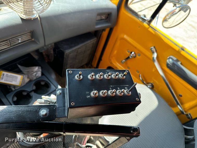 image for item EG6682 1986 Ford 8000 flatbed truck