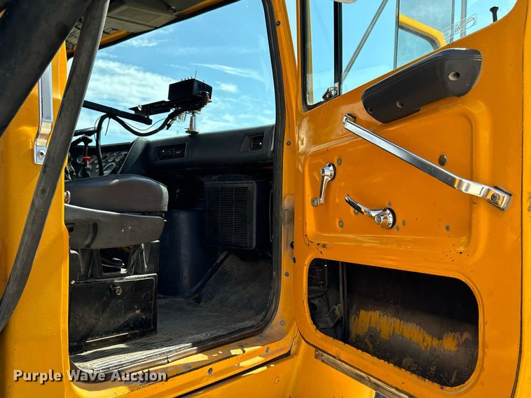 image for item EG6682 1986 Ford 8000 flatbed truck