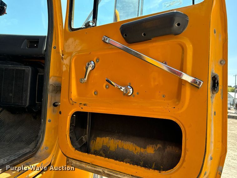 image for item EG6682 1986 Ford 8000 flatbed truck