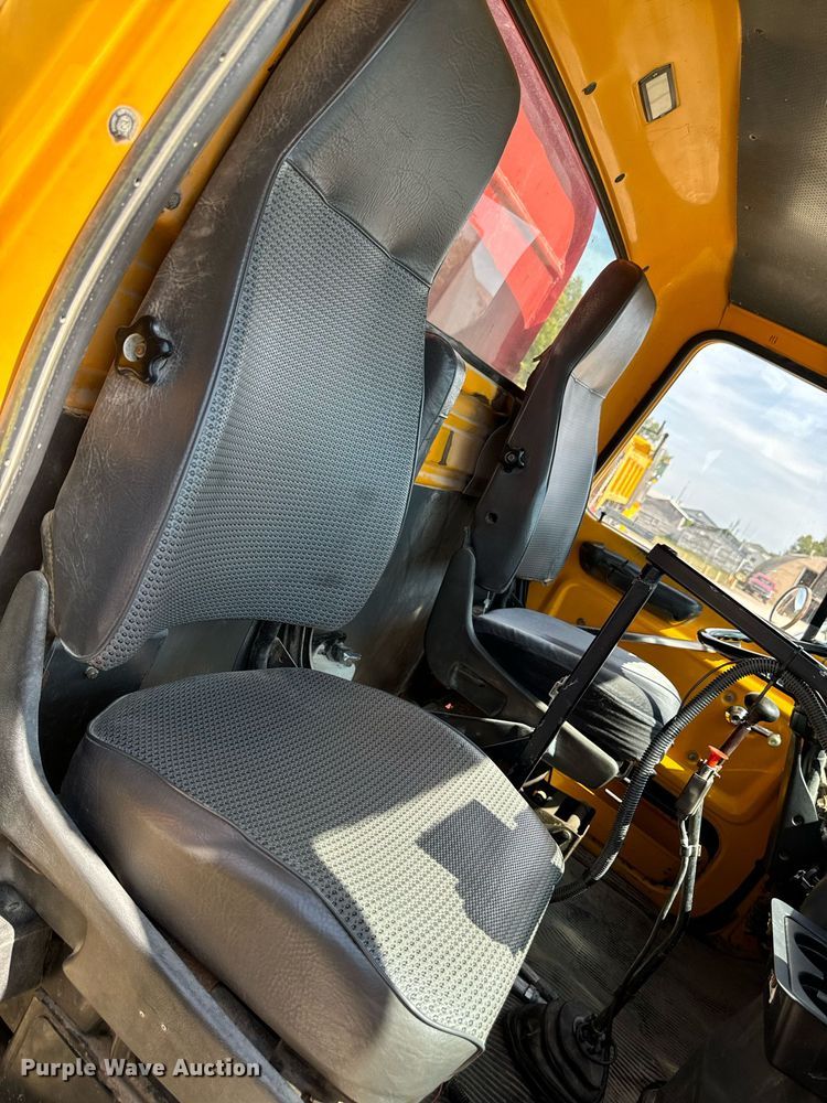 image for item EG6682 1986 Ford 8000 flatbed truck