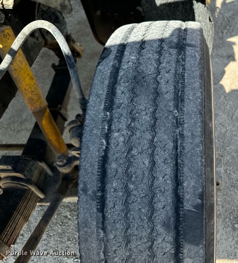 image for item EG6682 1986 Ford 8000 flatbed truck