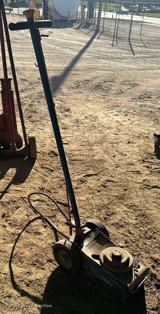 image for item EG6701 Floor jack