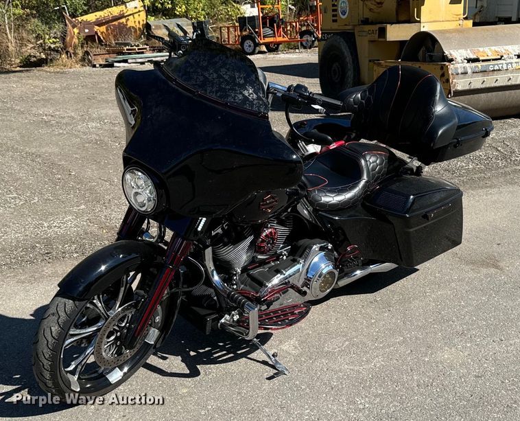 image for item EG6749 2010 Harley-Davidson FLHX DOM motorcycle