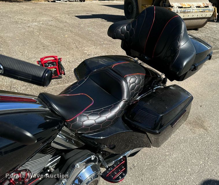 image for item EG6749 2010 Harley-Davidson FLHX DOM motorcycle