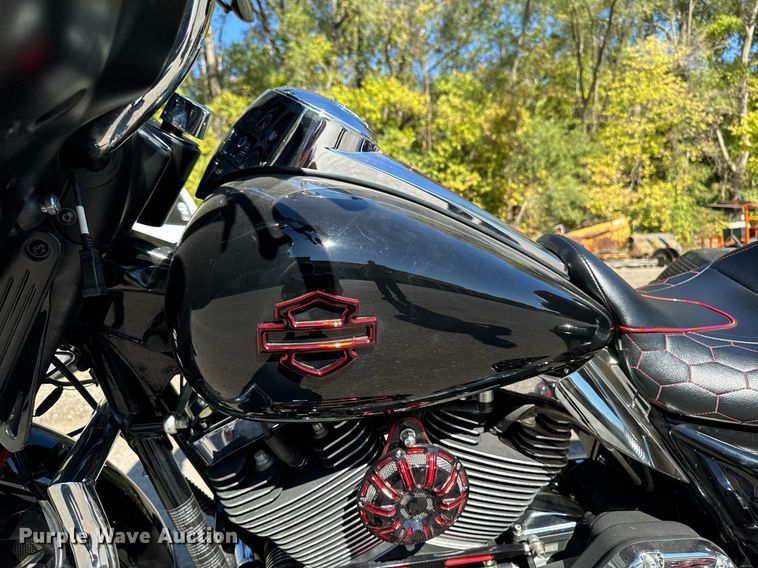 image for item EG6749 2010 Harley-Davidson FLHX DOM motorcycle