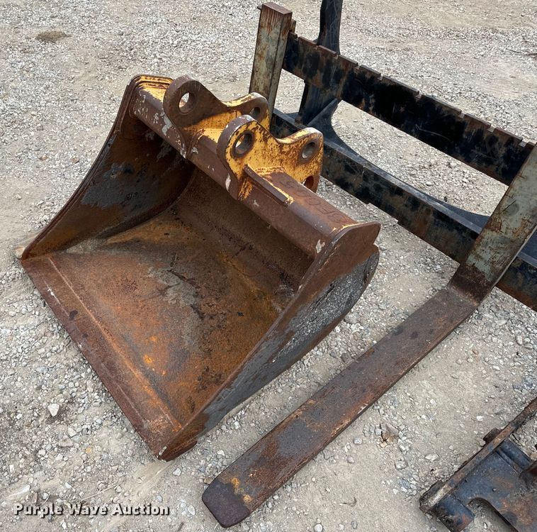 image for item EH7023 2005 John Deere 310SG backhoe