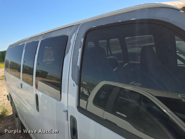 image for item EJ3041 2001 Chevrolet  Express 3500 van