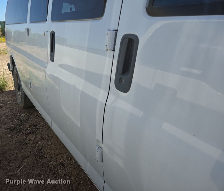 image for item EJ3041 2001 Chevrolet  Express 3500 van