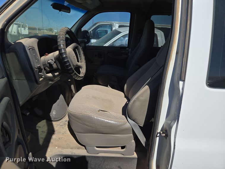 image for item EJ3041 2001 Chevrolet  Express 3500 van