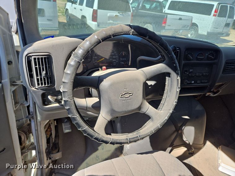 image for item EJ3041 2001 Chevrolet  Express 3500 van