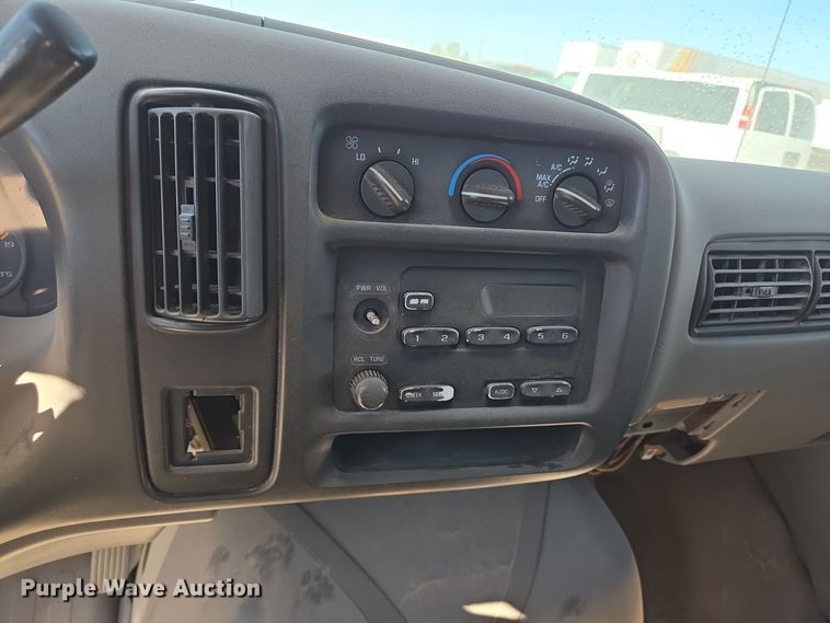 image for item EJ3041 2001 Chevrolet  Express 3500 van