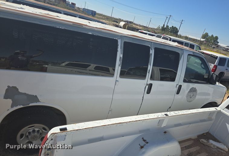 image for item EJ3043 2005 Chevrolet  Express 3500 van