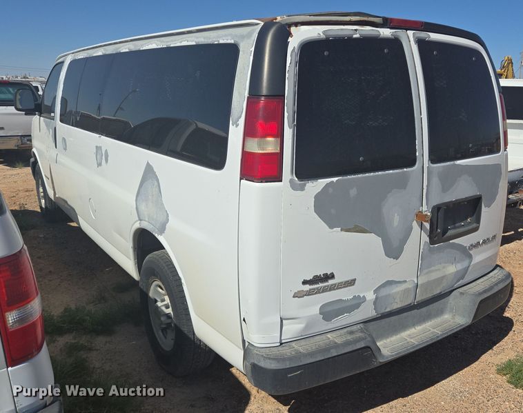 image for item EJ3043 2005 Chevrolet  Express 3500 van