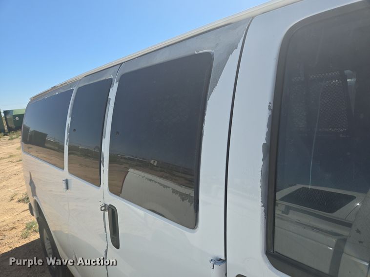 image for item EJ3043 2005 Chevrolet  Express 3500 van