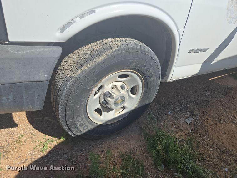 image for item EJ3043 2005 Chevrolet  Express 3500 van