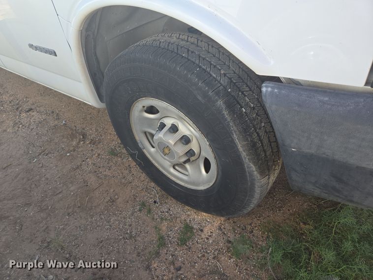 image for item EJ3043 2005 Chevrolet  Express 3500 van