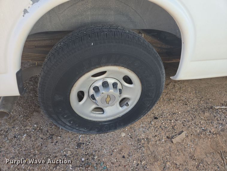 image for item EJ3043 2005 Chevrolet  Express 3500 van