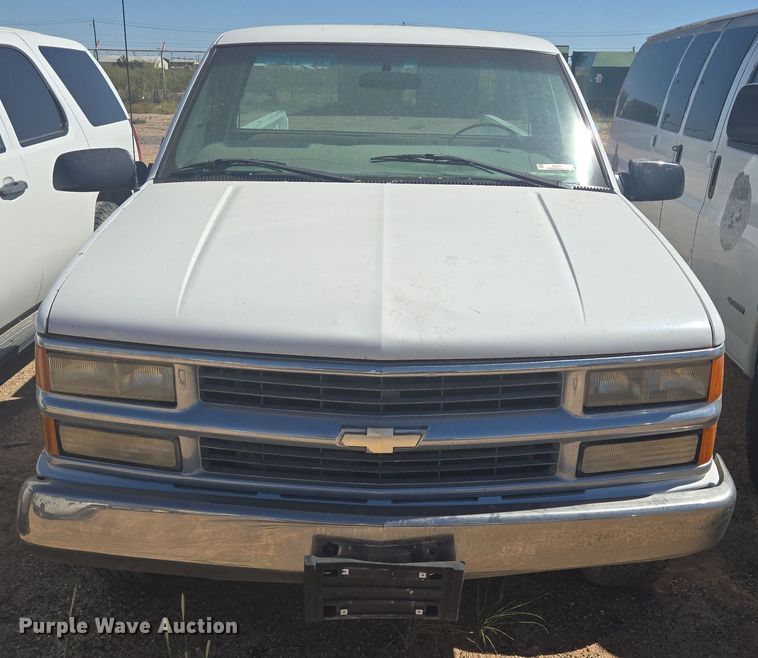 image for item EJ3044 2000 Chevrolet C2500 pickup truck