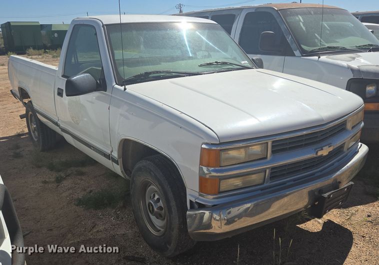 image for item EJ3044 2000 Chevrolet C2500 pickup truck