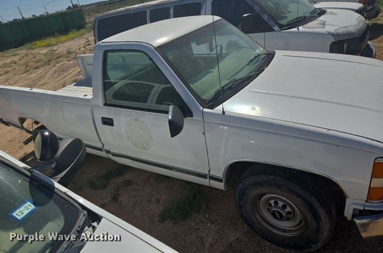 image for item EJ3044 2000 Chevrolet C2500 pickup truck