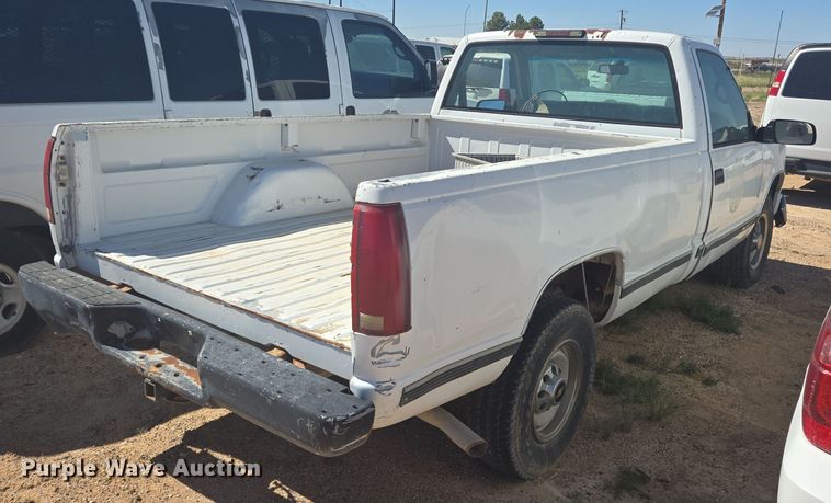 image for item EJ3044 2000 Chevrolet C2500 pickup truck