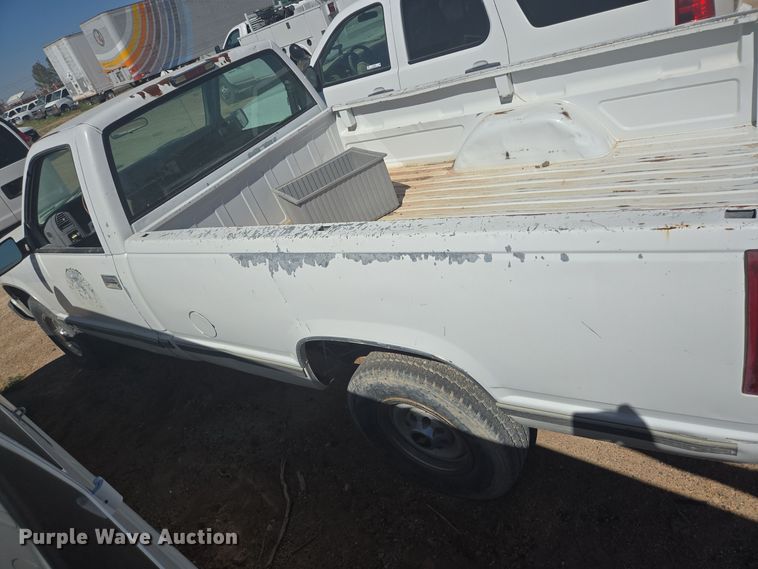 image for item EJ3044 2000 Chevrolet C2500 pickup truck