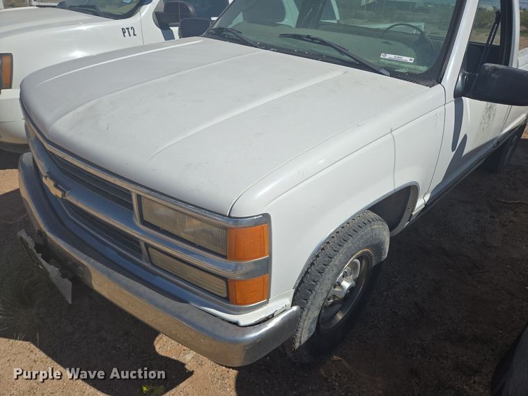 image for item EJ3044 2000 Chevrolet C2500 pickup truck