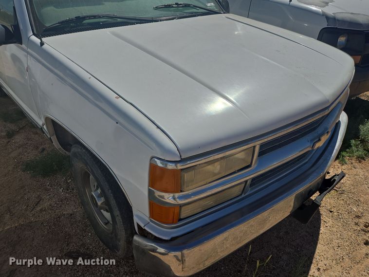 image for item EJ3044 2000 Chevrolet C2500 pickup truck