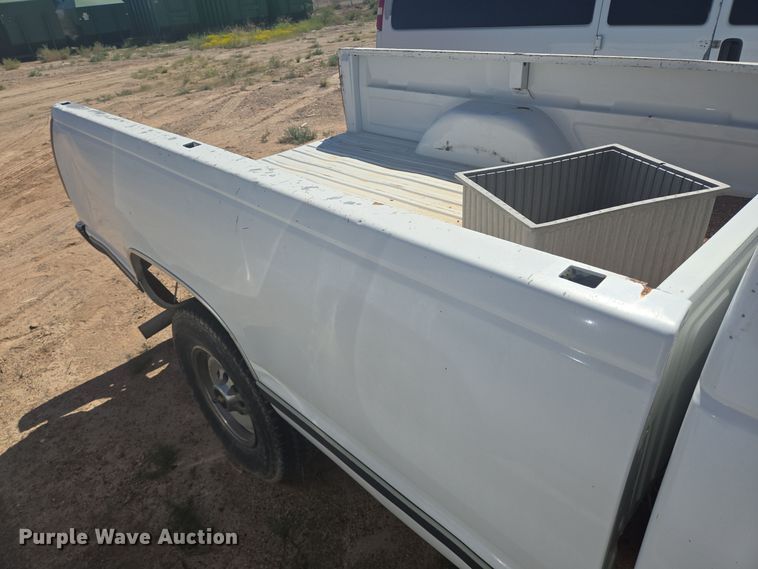 image for item EJ3044 2000 Chevrolet C2500 pickup truck