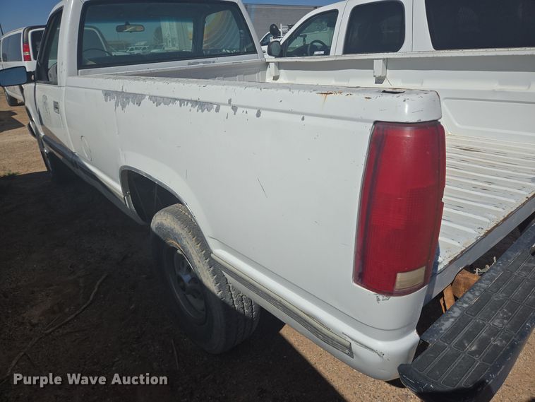 image for item EJ3044 2000 Chevrolet C2500 pickup truck