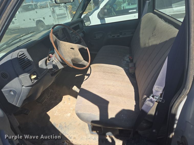 image for item EJ3044 2000 Chevrolet C2500 pickup truck